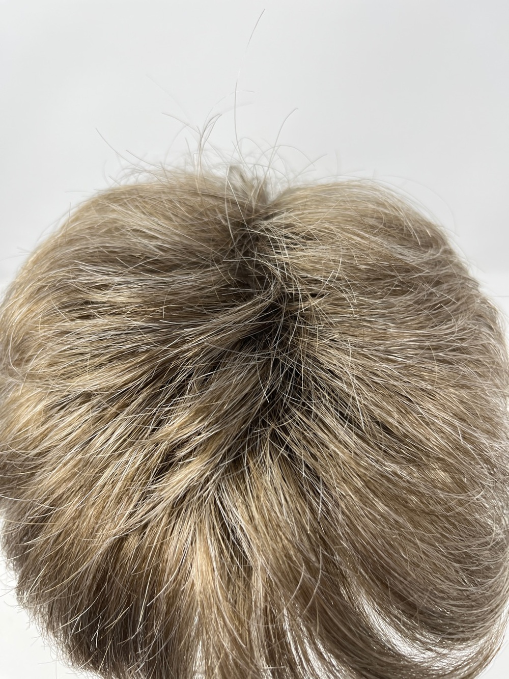Women’s Short Layered Wig in Light Brown - Stylish Synthetic Hairpiece